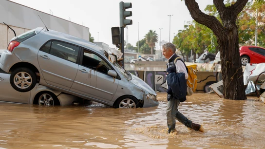 Una persona cruza una calle de Sedaví anegada a causa de las lluvias torrenciales de las últimas horas. Una persona cruza una calle de Sedaví anegada a causa de las lluvias torrenciales de las últimas horas.