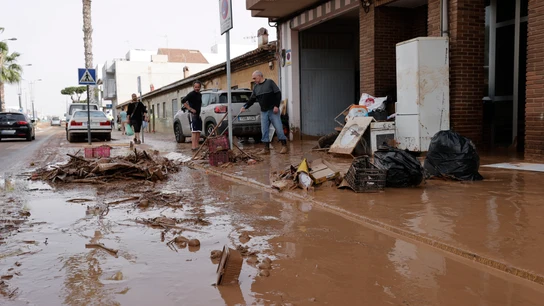 Varias personas limpian el lodo acumulado en sus viviendas a causa de las intensas lluvias por la fuerte dana que afecta especialmente el sur y el este de la península ibérica, este miércoles en Valencia. Varias personas limpian el lodo acumulado en sus viviendas a causa de las intensas lluvias por la fuerte dana que afecta especialmente el sur y el este de la península ibérica, este miércoles en Valencia.
