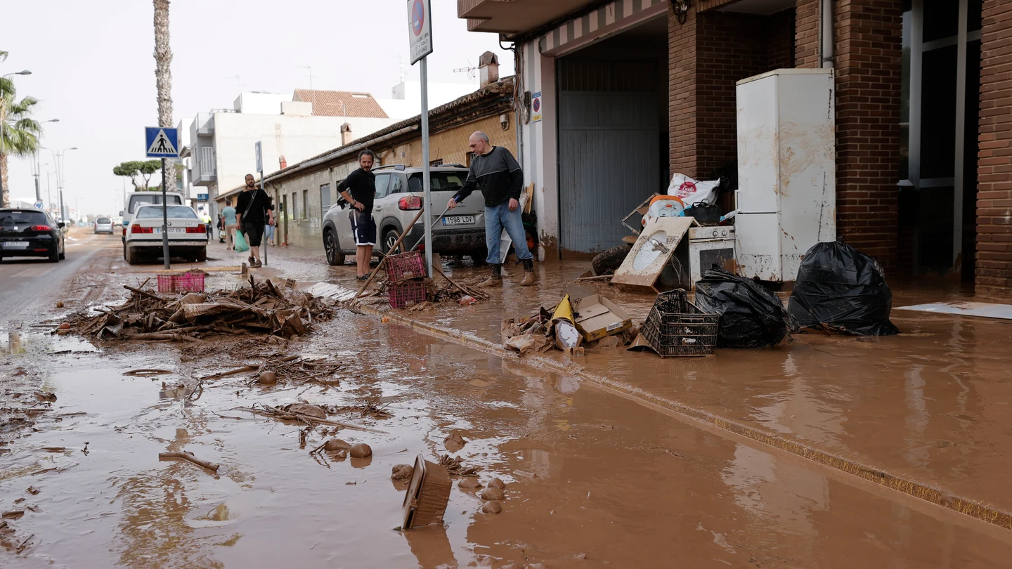 Varias personas limpian el lodo acumulado en sus viviendas a causa de las intensas lluvias por la fuerte dana que afecta especialmente el sur y el este de la península ibérica, este miércoles en Valencia. Varias personas limpian el lodo acumulado en sus viviendas a causa de las intensas lluvias por la fuerte dana que afecta especialmente el sur y el este de la península ibérica, este miércoles en Valencia.