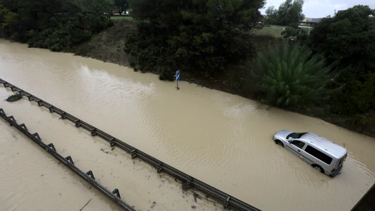 Un coche atrapado en una carretera en la localidad gaditana de Jerez de la Frontera Un coche atrapado en una carretera en la localidad gaditana de Jerez de la Frontera