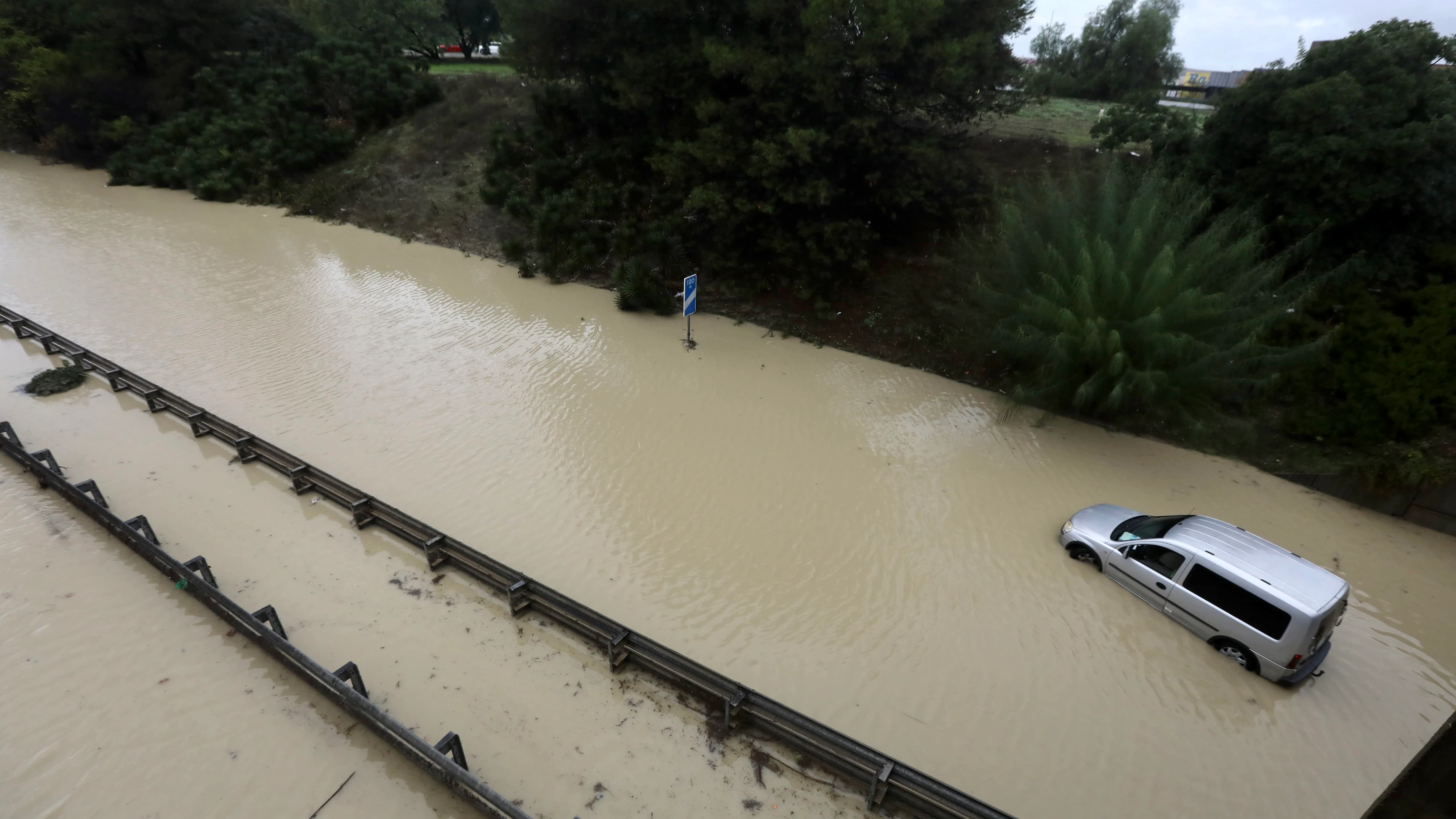 Un coche atrapado en una carretera en la localidad gaditana de Jerez de la Frontera