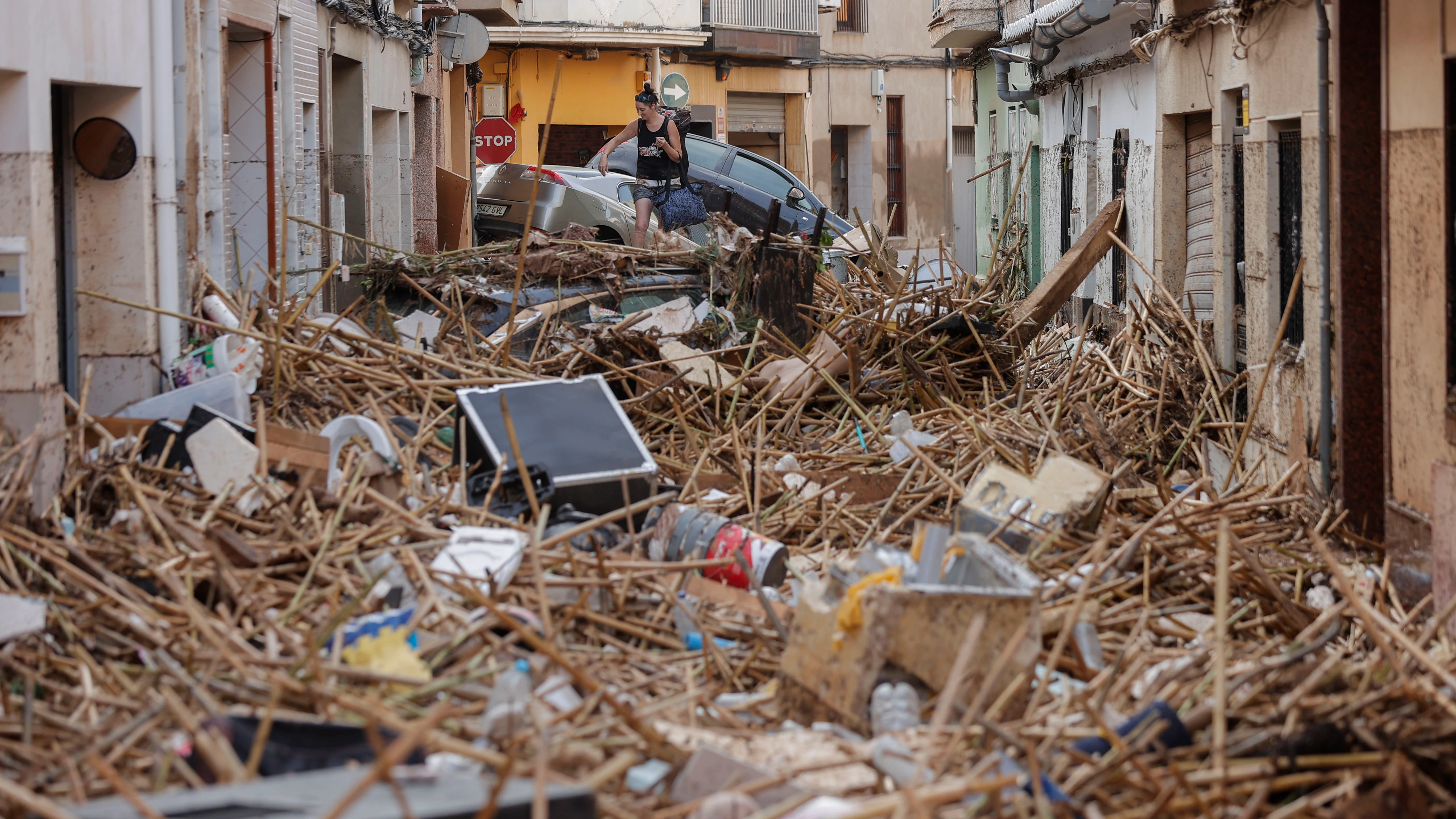 Vista de una calle afectada en Paiporta, tras las fuertes lluvias causadas por la DANA