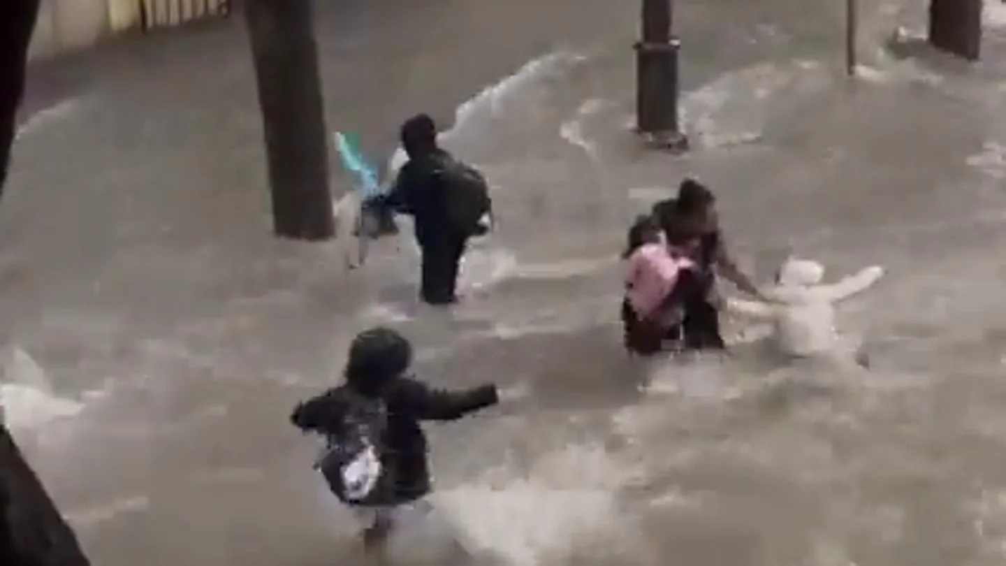 El momento en que la riada casi arrastra a una familia en Jerez de la Frontera El momento en que la riada casi arrastra a una familia en Jerez de la Frontera