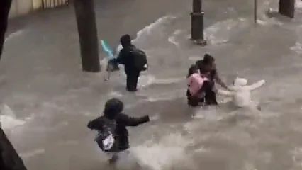 El momento en que la riada casi arrastra a una familia en Jerez de la Frontera