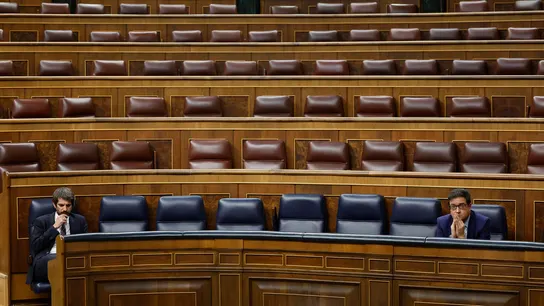 Los ministros de Cultura, Ernest Urtasun (i) y para la Transformación Digital y de la Función Pública, Óscar López en el hemiciclo del Congreso de este miércoles. Los ministros de Cultura, Ernest Urtasun (i) y para la Transformación Digital y de la Función Pública, Óscar López en el hemiciclo del Congreso de este miércoles.