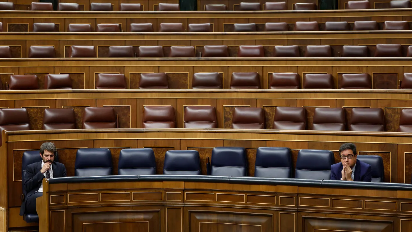 Los ministros de Cultura, Ernest Urtasun (i) y para la Transformación Digital y de la Función Pública, Óscar López en el hemiciclo del Congreso de este miércoles. Los ministros de Cultura, Ernest Urtasun (i) y para la Transformación Digital y de la Función Pública, Óscar López en el hemiciclo del Congreso de este miércoles.
