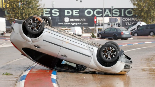 Detalle de un coche volcado en el polígono industrial de Sedaví anegado a causa de las lluvias torrenciales de las últimas horas. Detalle de un coche volcado en el polígono industrial de Sedaví anegado a causa de las lluvias torrenciales de las últimas horas.