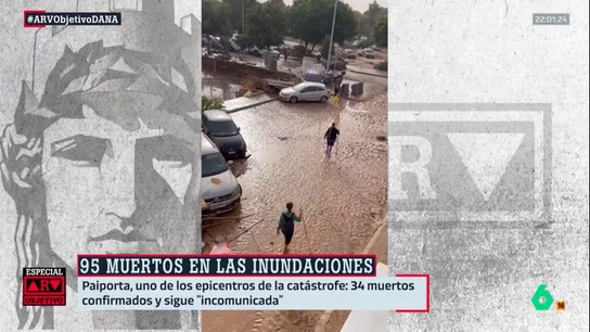 "¡Adolfo!": la desesperación de una mujer mientras intenta encontrar a un familiar desaparecido La mujer camina en un lodazal mientras grita el nombre de su familiar. "Es durísimo el silencio y una sola palabra, un nombre propio", expone Antonio García Ferreras.