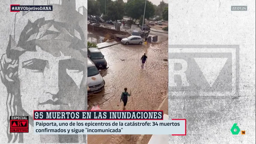 La mujer camina en un lodazal mientras grita el nombre de su familiar. "Es durísimo el silencio y una sola palabra, un nombre propio", expone Antonio García Ferreras. 