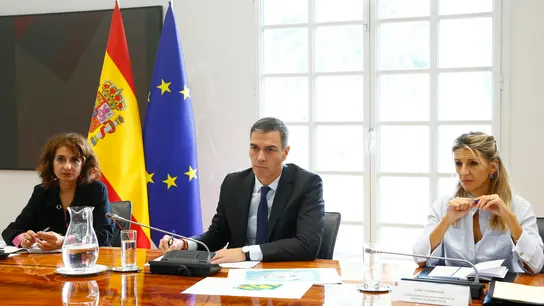 El presidente del Gobierno, Pedro Sánchez, acompañado de las vicepresidentas primera, María Jesús Montoro y segunda, Yolanda Díaz , durante la reunión del comité de crisis para el seguimiento de los efectos de la DANA. El presidente del Gobierno, Pedro Sánchez, acompañado de las vicepresidentas primera, María Jesús Montoro y segunda, Yolanda Díaz , durante la reunión del comité de crisis para el seguimiento de los efectos de la DANA.