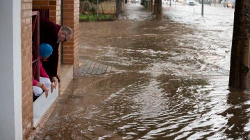 Aspecto de la Avenida Casalduch de Castellón de la Plana anegada por las aguas, este jueves