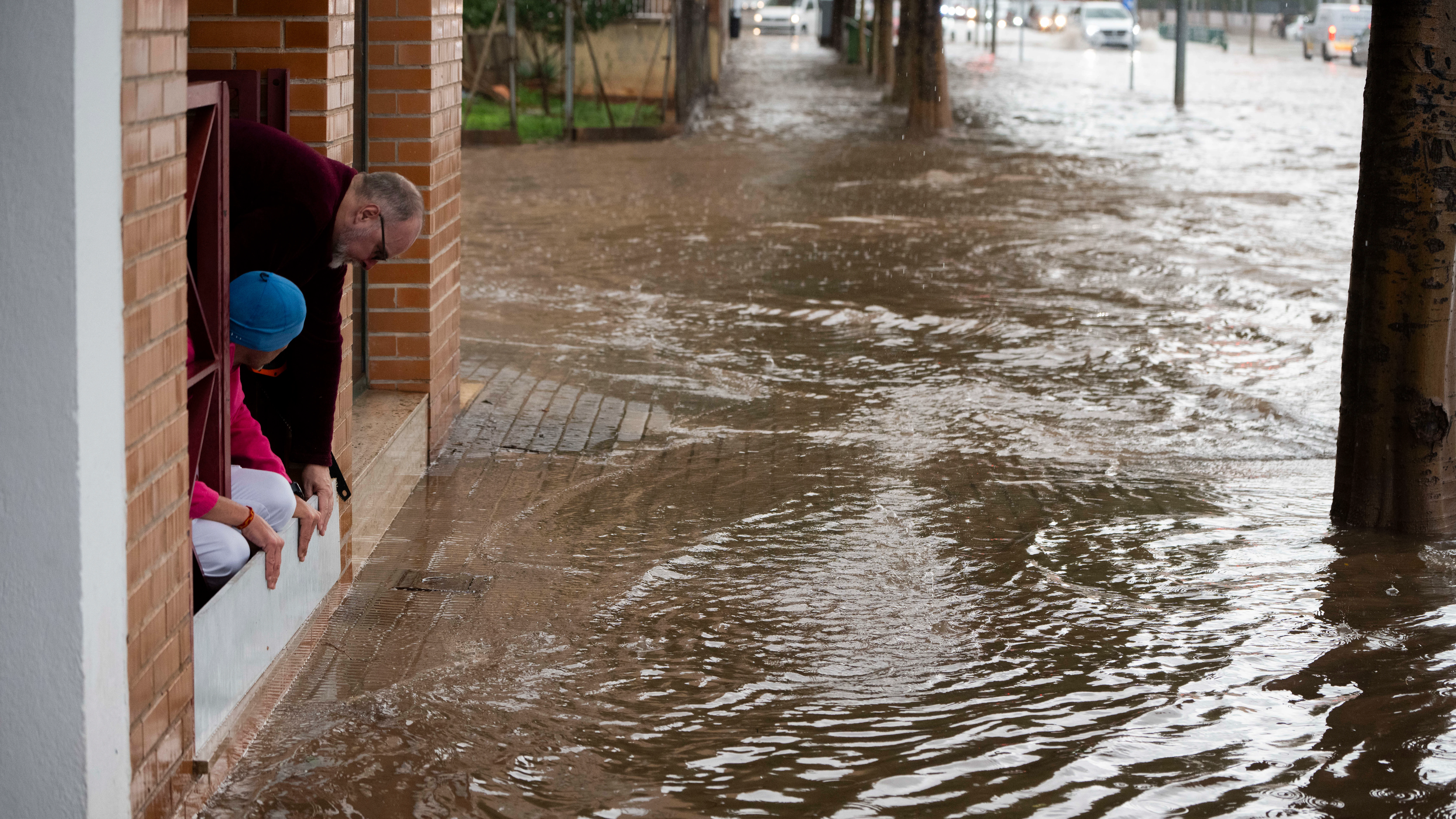 Aspecto de la Avenida Casalduch de Castellón de la Plana anegada por las aguas, este jueves