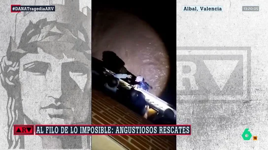 El angustioso momento en el que unos vecinos rescatan a un hombre que estaba siendo arrastrado por la corriente El angustioso momento en el que unos vecinos rescatan a un hombre que estaba siendo arrastrado por la corriente