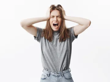 Chica enfadada. Chica enfadada.