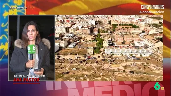 Ana Pastor, desde Paiporta: "El agua tiene memoria, una fuerza descomunal y se está llevando todo a su paso" La periodista explica que los vecinos de la localidad le han contado que "lo están pasando muy mal". En las calles, los coches siguen apilados y, además, la mayor parte de ellos siguen sin agua y muy pocos tienen luz.