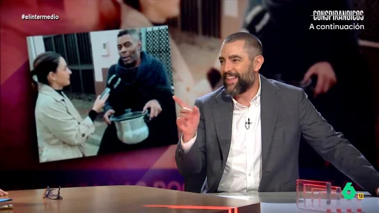 Dani Mateo, sobre el vídeo de un hombre salvando una olla de albóndigas: "Siempre hay un español que consigue animarnos a todos" El señor fue entrevistado mientras caminaba por una calle llena de fango. Decidió que lo más preciado de su casa, en ese momento, era una olla de albóndigas en salsa que había preparado su mujer.