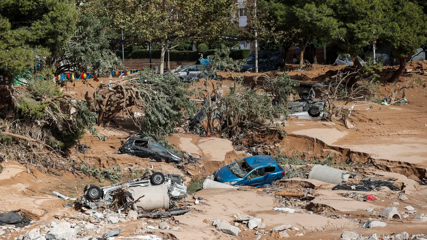 Varios vehículos permanecen semienterrados entre el lodo tras el paso de la DANA, este jueves en Paiporta, Valencia. Varios vehículos permanecen semienterrados entre el lodo tras el paso de la DANA, este jueves en Paiporta, Valencia.