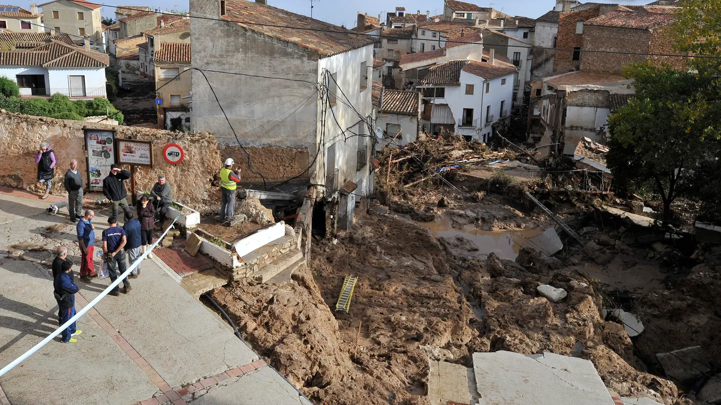 Servicios de emergencia en el punto más afectado por las inundaciones en Letur, el pasado miércoles. Servicios de emergencia en el punto más afectado por las inundaciones en Letur, el pasado miércoles.