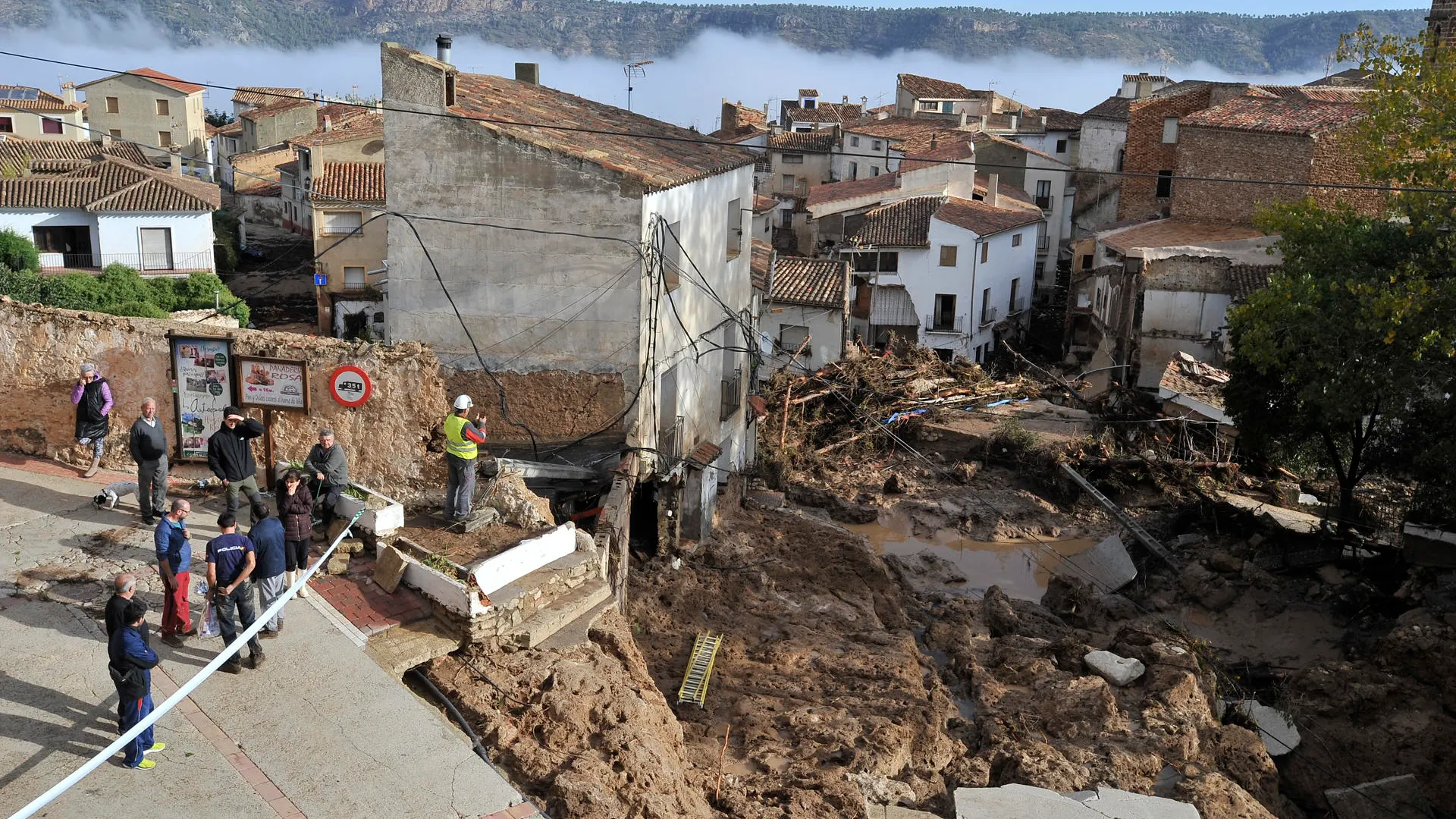 Servicios de emergencia en el punto más afectado por las inundaciones en Letur, el pasado miércoles.