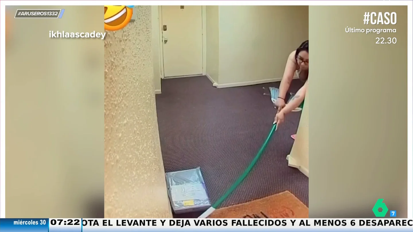 Una cámara de seguridad capta la curiosa técnica de una mujer para robarle un pedido online a su vecino: "¡Un ninja!" Una cámara de seguridad capta la curiosa técnica de una mujer para robarle un pedido online a su vecino: "¡Un ninja!"