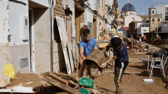 España se moviliza para ayudar a las víctimas de la DANA Vecinos de Paiporta limpian los desperfectos