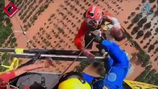 El angustioso rescate en helicóptero de un bebé de un año atrapado por la DANA en Riola, Valencia El angustioso rescate en helicóptero de un bebé de un año atrapado por la DANA en Riola, Valencia