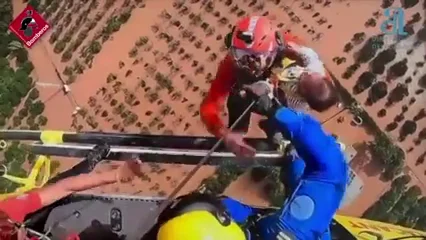 El angustioso rescate en helicóptero de un bebé de un año atrapado por la DANA en Riola, Valencia