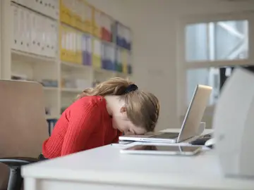 Una mujer desesperada en el trabajo Una mujer desesperada en el trabajo
