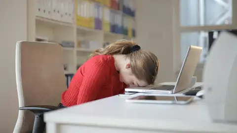 Una mujer desesperada en el trabajo Una mujer desesperada en el trabajo