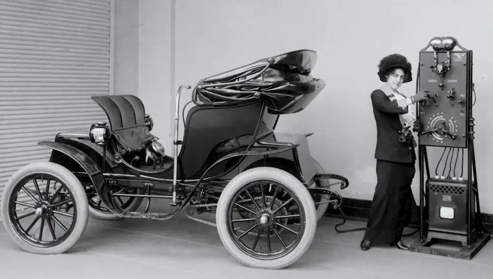 Coche eléctrico antiguo Coche eléctrico antiguo