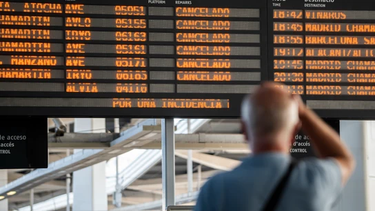 Un panel de viajes cancelados de la estación de ave Joaquín Sorolla. Un panel de viajes cancelados de la estación de ave Joaquín Sorolla.