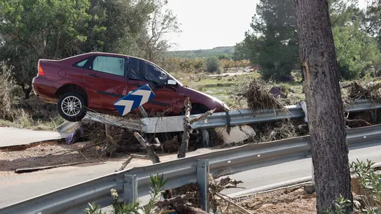 Un coche, tras ser arrastrado por el agua en Chiva Un coche, tras ser arrastrado por el agua en Chiva
