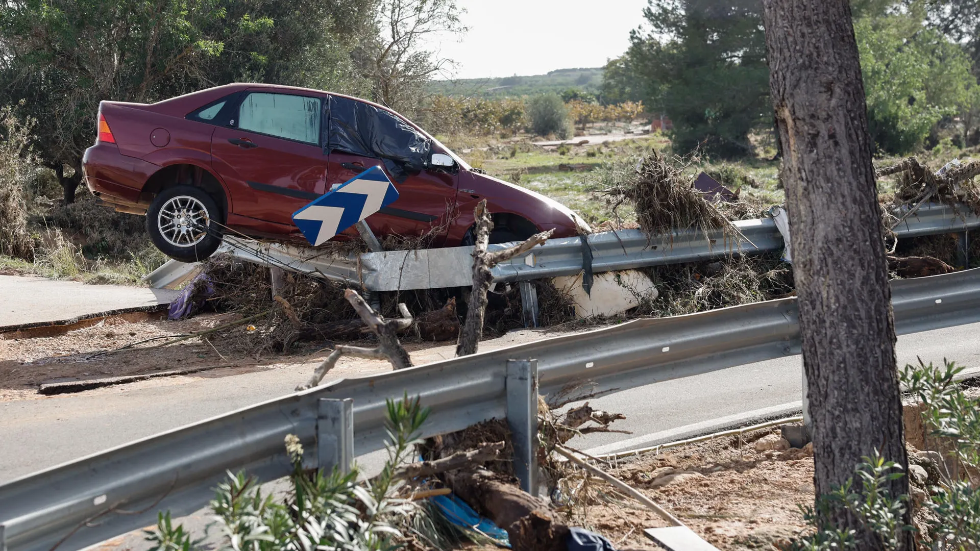 Un coche, tras ser arrastrado por el agua en Chiva