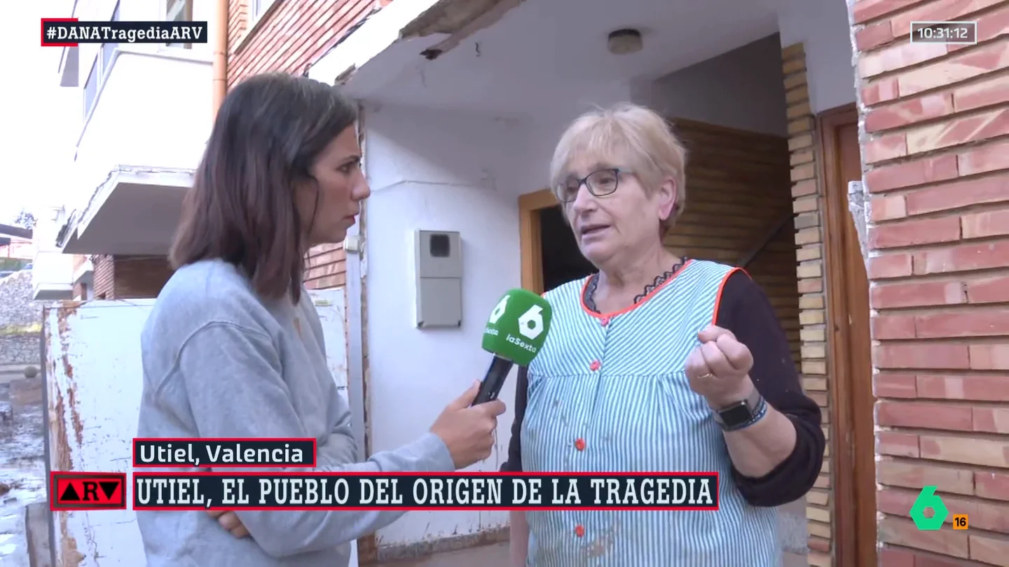 Amparo, una vecina de Utiel que pasó tres horas con el agua hasta el cuello: "Se paró el coche y el río se desbordó" Amparo, una vecina de Utiel que pasó tres horas con el agua hasta el cuello: "Se paró el coche y el río se desbordó"