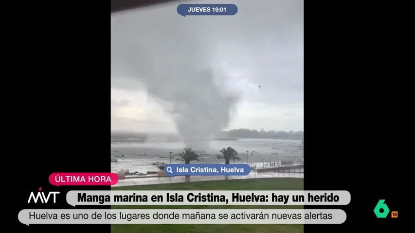 La espectacular fuerza de una manga marina en Isla Cristina (Huelva) en plena DANA