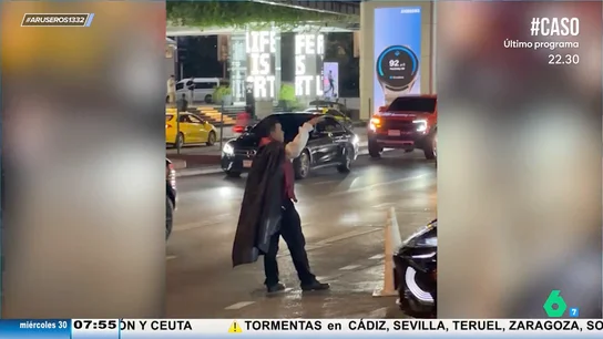 Alfonso Arús, al ver el viral del vampiro policía de tráfico: "¡Lo de Halloween desata una locura tremenda!" Alfonso Arús, al ver el viral del vampiro policía de tráfico: "¡Lo de Halloween desata una locura tremenda!"
