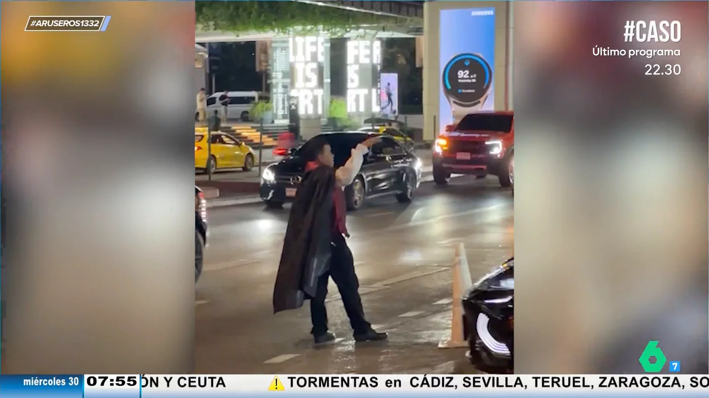 Alfonso Arús, al ver el viral del vampiro policía de tráfico: "¡Lo de Halloween desata una locura tremenda!" Alfonso Arús, al ver el viral del vampiro policía de tráfico: "¡Lo de Halloween desata una locura tremenda!"