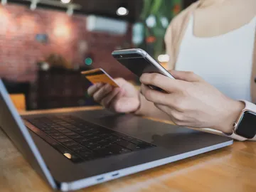 Mujer comprando en Internet con su tarjeta Mujer comprando en Internet con su tarjeta