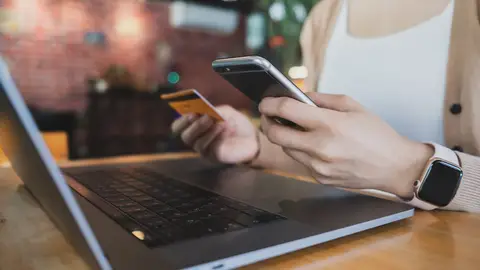 Mujer comprando en Internet con su tarjeta Mujer comprando en Internet con su tarjeta