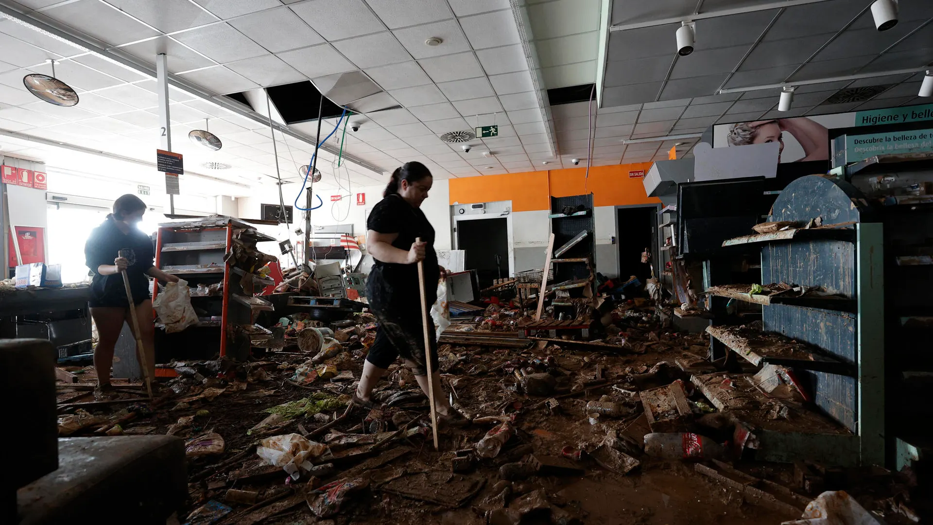 Interior de un supermercado en la localidad valenciana de Paiporta