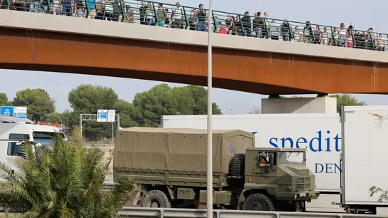 Miles de personas se desplazan para ayudar a los afectados por la DANA. Miles de personas se desplazan para ayudar a los afectados por la DANA.