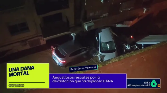 Un hombre consigue trepar hasta un balcón para evitar ser arrastrado por el agua: así ha sido la angustiosa escena El hombre se mantenía a flote agarrado a un vehículo. Los vecinos, testigos de la angustiosa escena, le dieron continuas indicaciones y ánimos para que lograra su objetivo.
