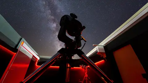 Telescopio en el observatorio de Dark Sky Alqueva Telescopio en el observatorio de Dark Sky Alqueva