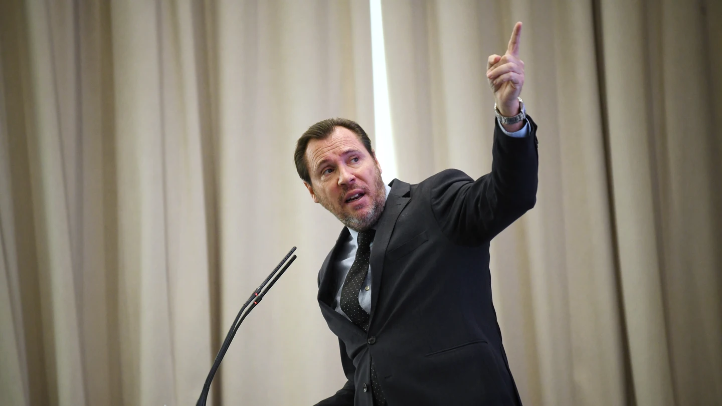 El ministro de Transportes, Óscar Puente, durante la comparecencia de este jueves ante los medios. El ministro de Transportes, Óscar Puente, durante la comparecencia de este jueves ante los medios.
