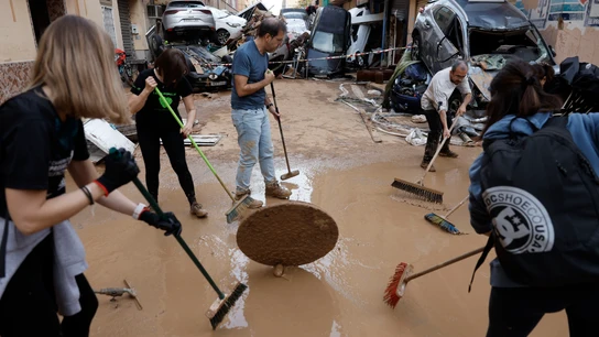 Vecinos y personas de diversas comunidades autónomas trabajan como voluntarios para restablecer la normalidad en Alfafar (Valencia), este viernes. Vecinos y personas de diversas comunidades autónomas trabajan como voluntarios para restablecer la normalidad en Alfafar (Valencia), este viernes.