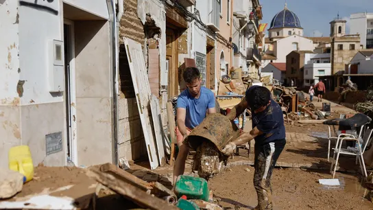 Vecinos de Chiva limpian sus hogares tras la DANA que asolado el sureste español y ha causado más de dos centenares de muertos, este jueves. Vecinos de Chiva limpian sus hogares tras la DANA que asolado el sureste español y ha causado más de dos centenares de muertos, este jueves.
