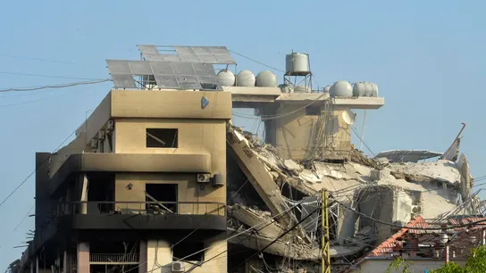 Un edificio dañado tras un ataque militar israelí en el Dahye, un suburbio en el sur de Beirut. Un edificio dañado tras un ataque militar israelí en el Dahye, un suburbio en el sur de Beirut.