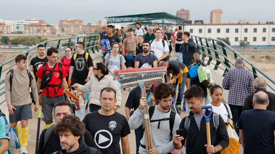 Un río incesante de gente con cubos, escobas y agua sale a pie de Valencia para ayudar. Un río incesante de gente con cubos, escobas y agua sale a pie de Valencia para ayudar.