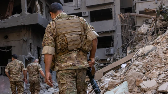 Soldados caminan sobre los escombros de un edificio destruido por un ataque israelí en Beirut, en un imagen de archivo. Soldados caminan sobre los escombros de un edificio destruido por un ataque israelí en Beirut, en un imagen de archivo.