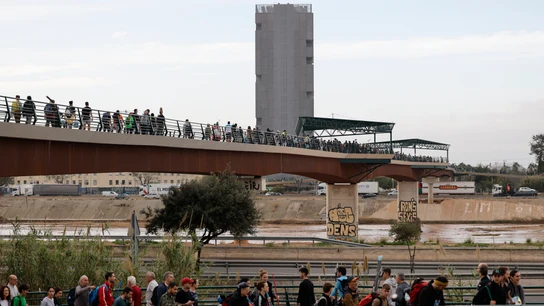 Un río incesante de gente con cubos, escobas y agua sale a pie de València para ayudar. Un río incesante de gente con cubos, escobas y agua sale a pie de València para ayudar.